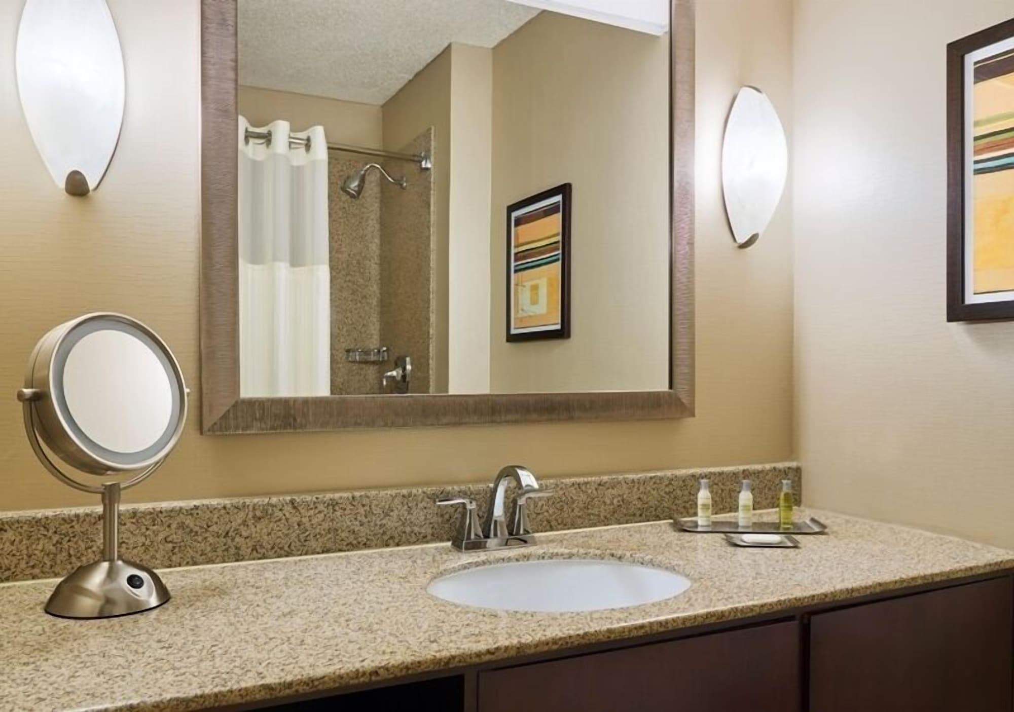Отель Doubletree By Hilton Houston Intercontinental Airport Экстерьер фото